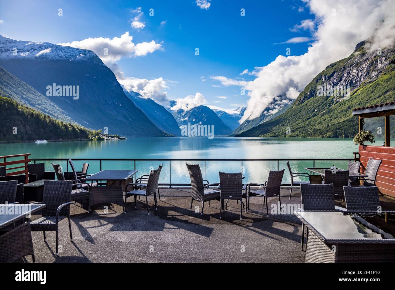 La bellissima natura della Norvegia paesaggio naturale. Cafe sullo sfondo della natura Foto Stock