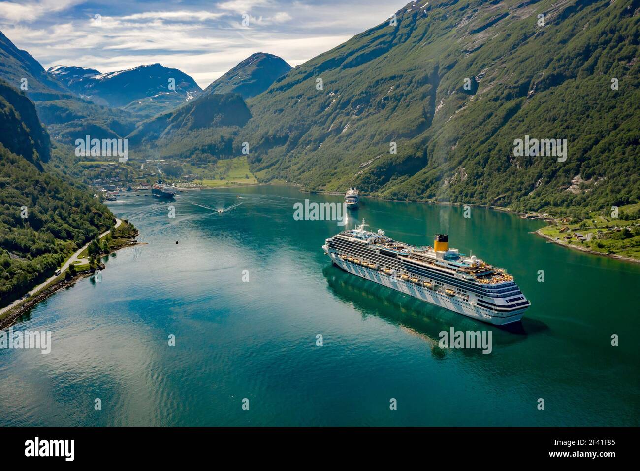 Nave da crociera, navi da crociera Liners sul fiordo di Geiranger, Norvegia. Il fiordo è uno dei siti turistici più visitati della Norvegia. Geiranger Fjord, un sito patrimonio dell'umanità dell'UNESCO Foto Stock