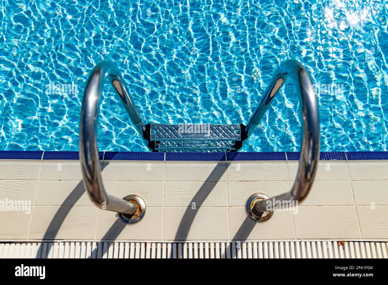 Maniglioni in scaletta la piscina Foto Stock