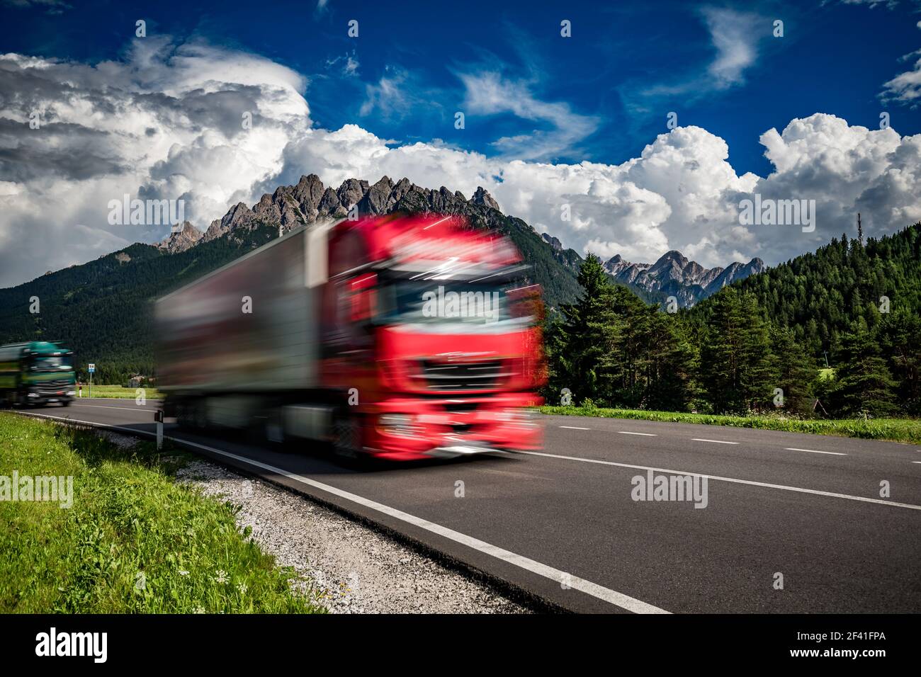 Carrello carburante precipita l'autostrada sullo sfondo delle Alpi. Carrello Car in motion blur. Foto Stock