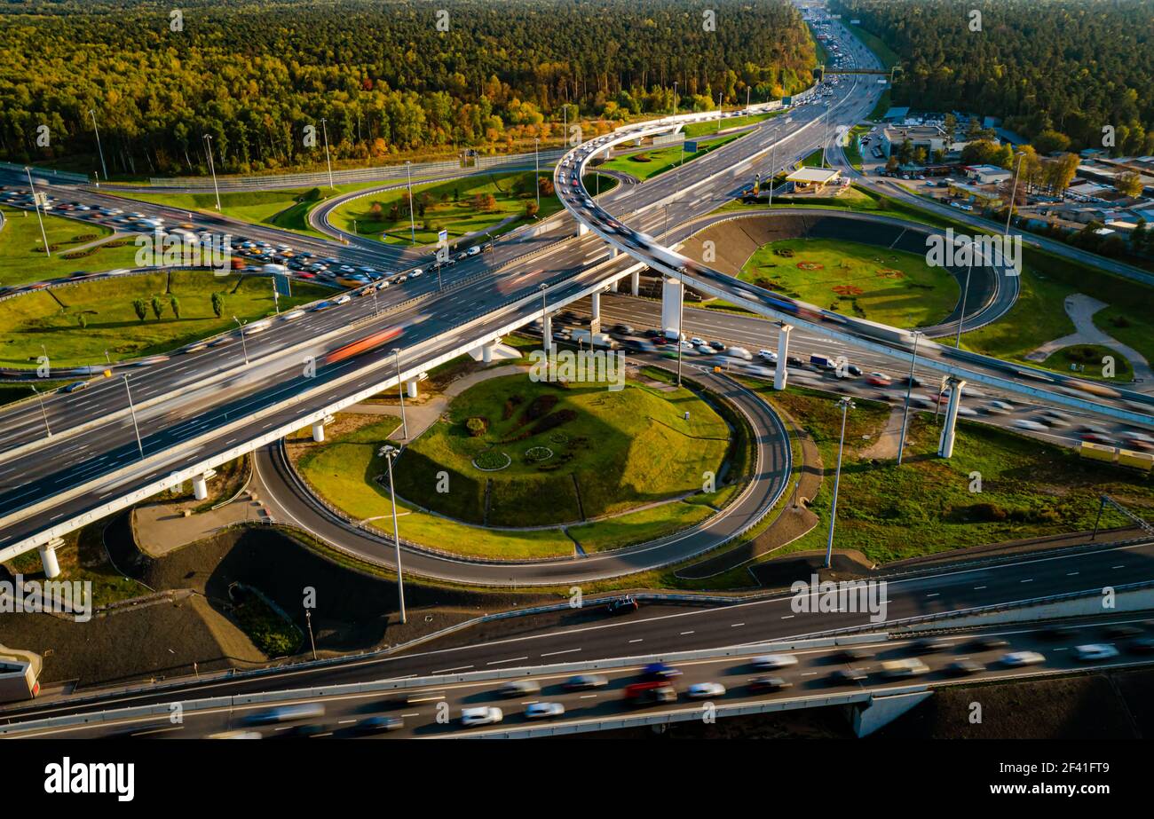 Vista aerea di una autostrada intersezione percorsi di traffico di Mosca. Foto Stock