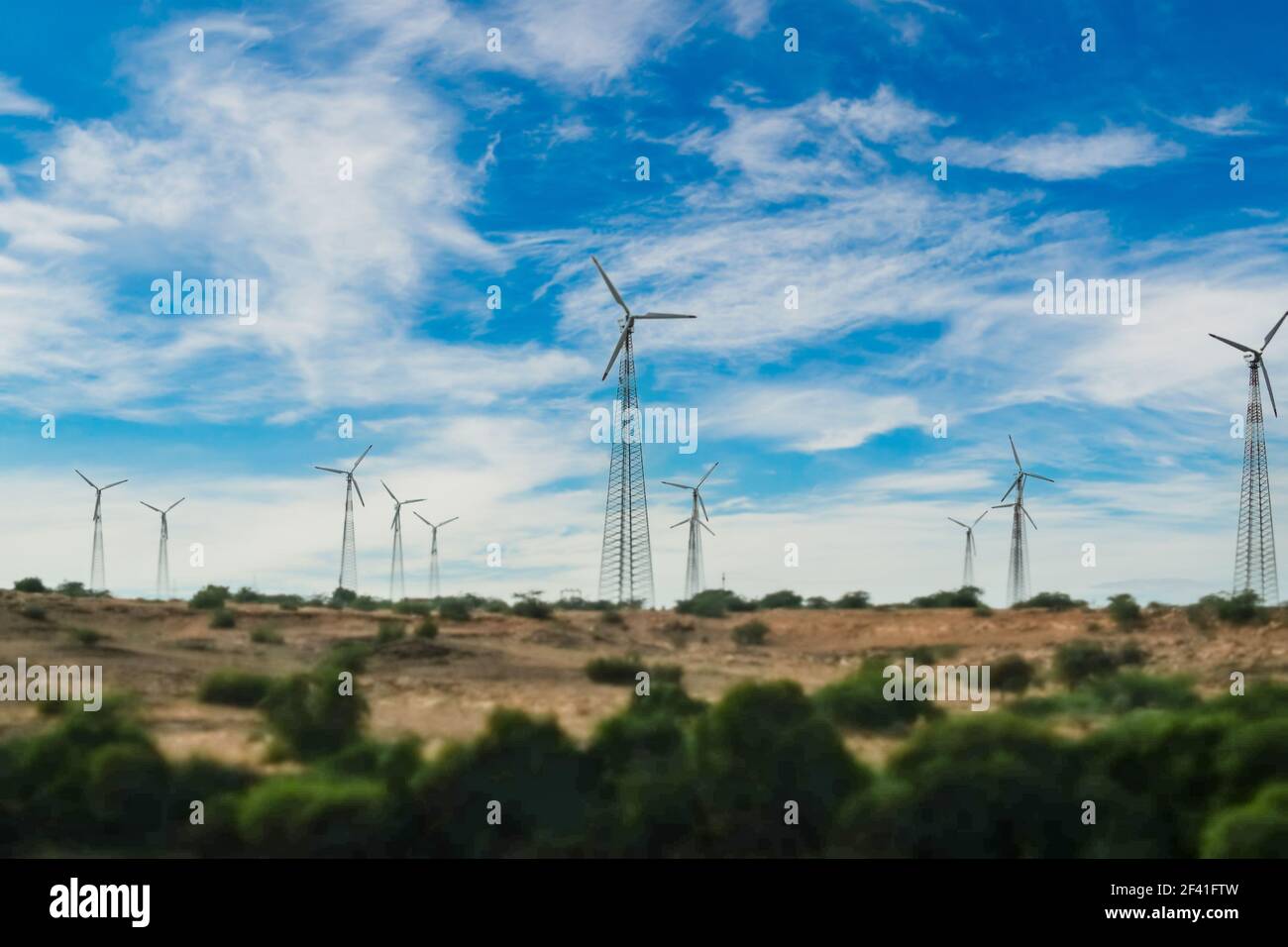 Elettricità che genera mulini a vento in Rajasthan, indiano. Lente di spostamento inclinabile. Foto Stock