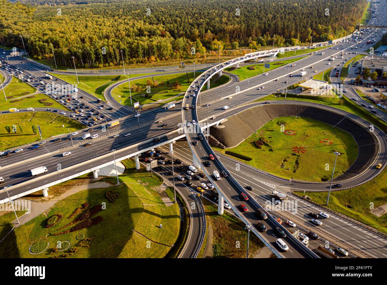 Vista aerea di una autostrada intersezione percorsi di traffico di Mosca. Foto Stock