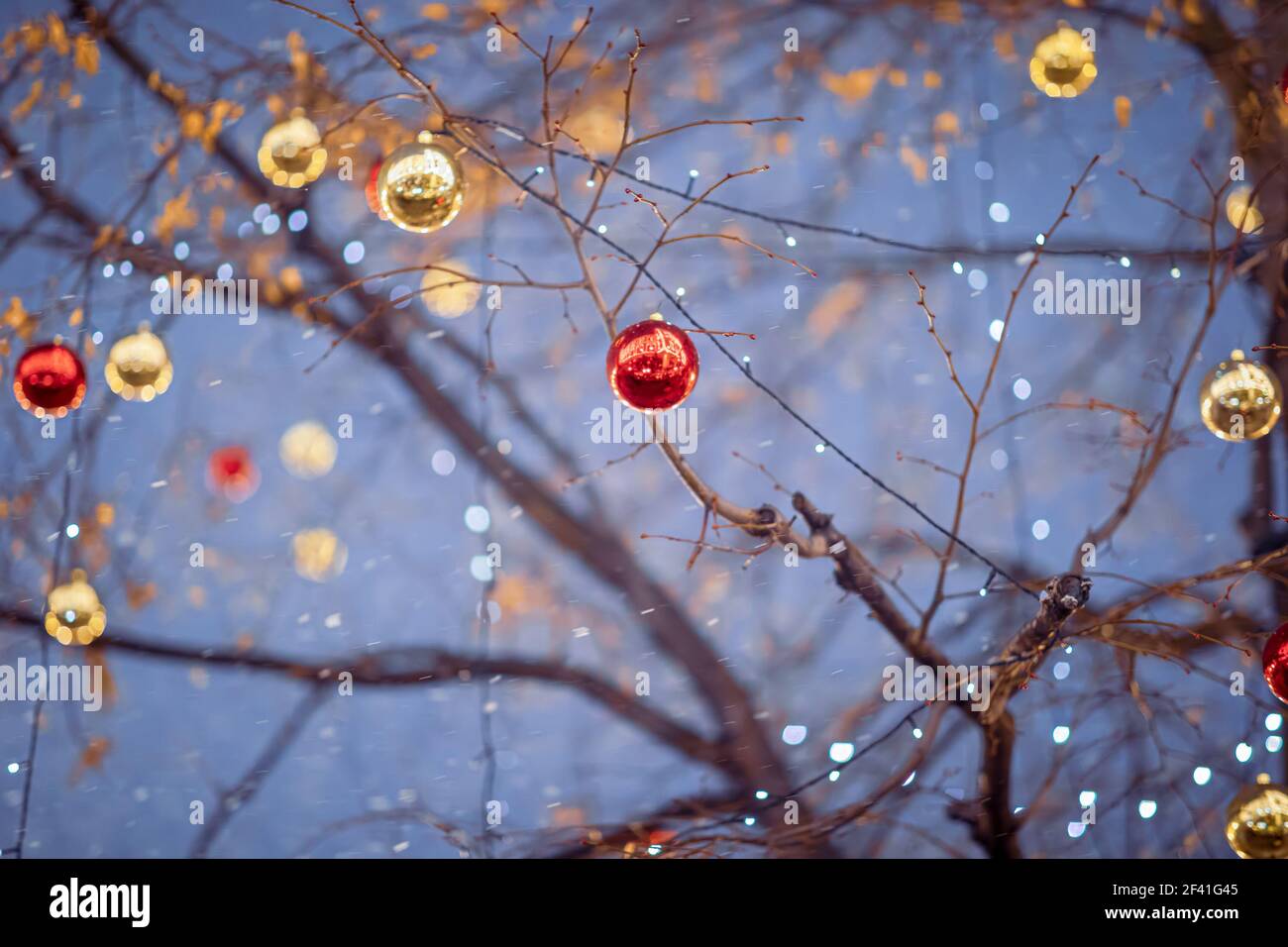 Buon Natale e felice anno nuovo sfondo, decorazioni di strada festive. Foto Stock