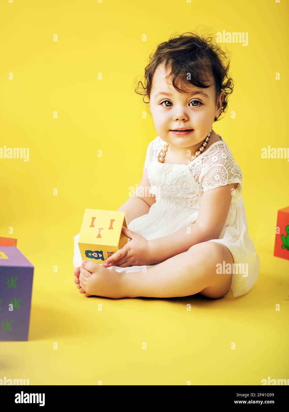 Carino bambina la riproduzione di mattoni giocattolo Foto Stock