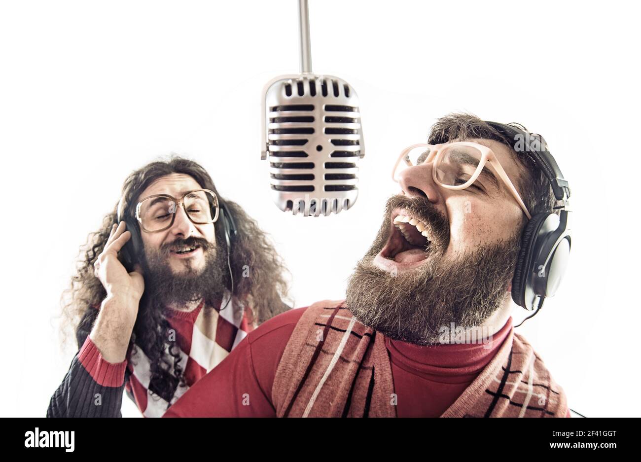 Due simpatici amici cantando un karaoke Foto Stock