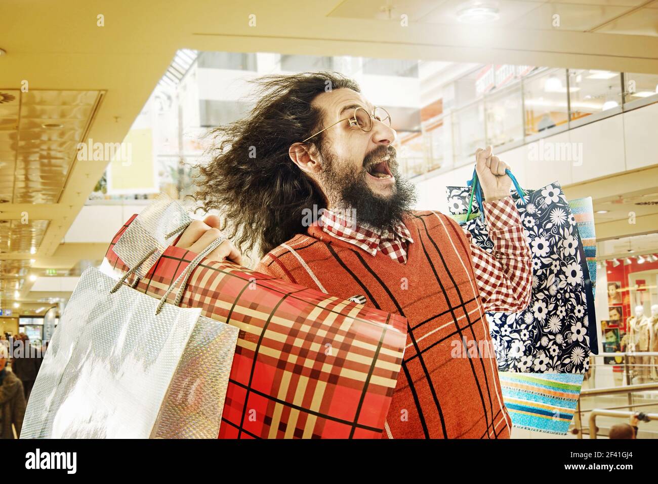 Funny guy sul viaggio di shopping Foto Stock