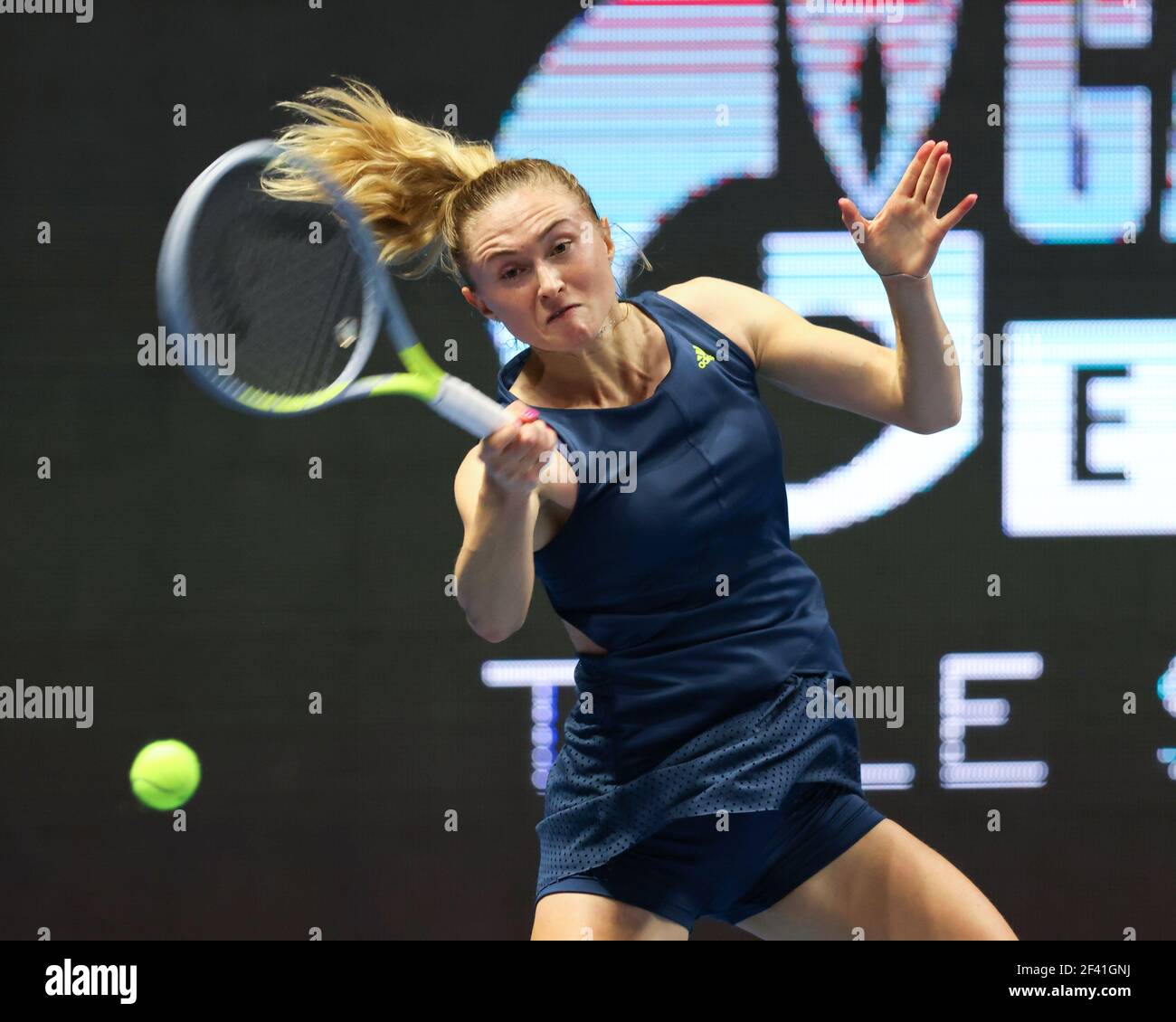 Aliaksandra Sasnovich della Bielorussia gioca contro Daria Kasatkina della Russia durante il torneo di tennis del St.Petersburg Ladies Trophy 2021 presso la Sibur Arena. Punteggio finale: (Daria Kasatkina 2-1 Aliaksandra Sasnovich) Foto Stock