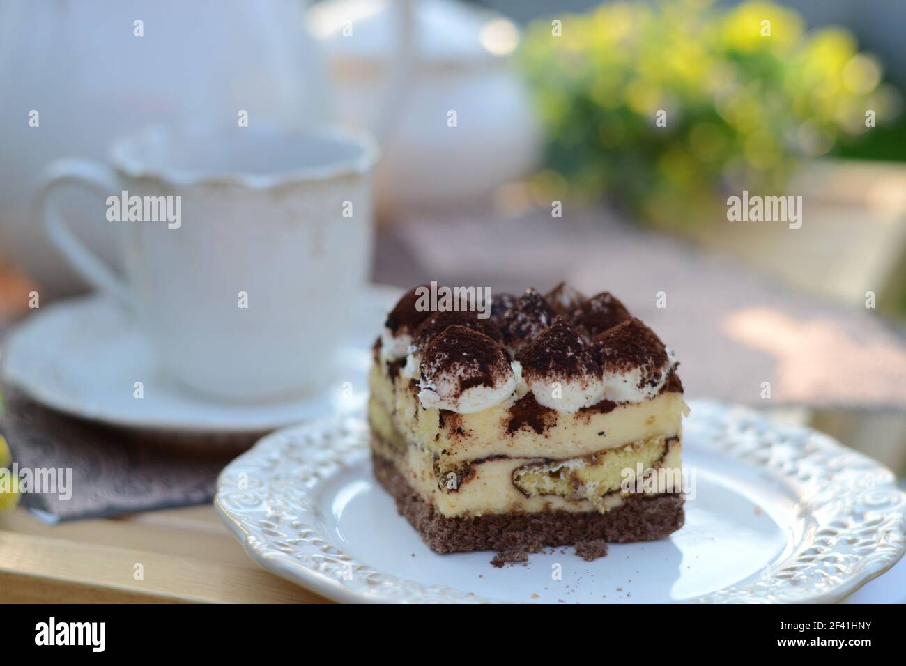 Tiramisù dolce serviti nel giardino profumato Foto Stock