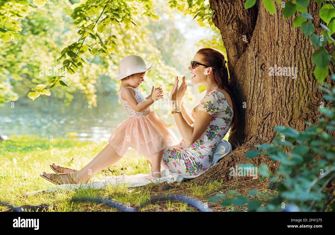 Madre e figlia divertirsi nel parco Foto Stock