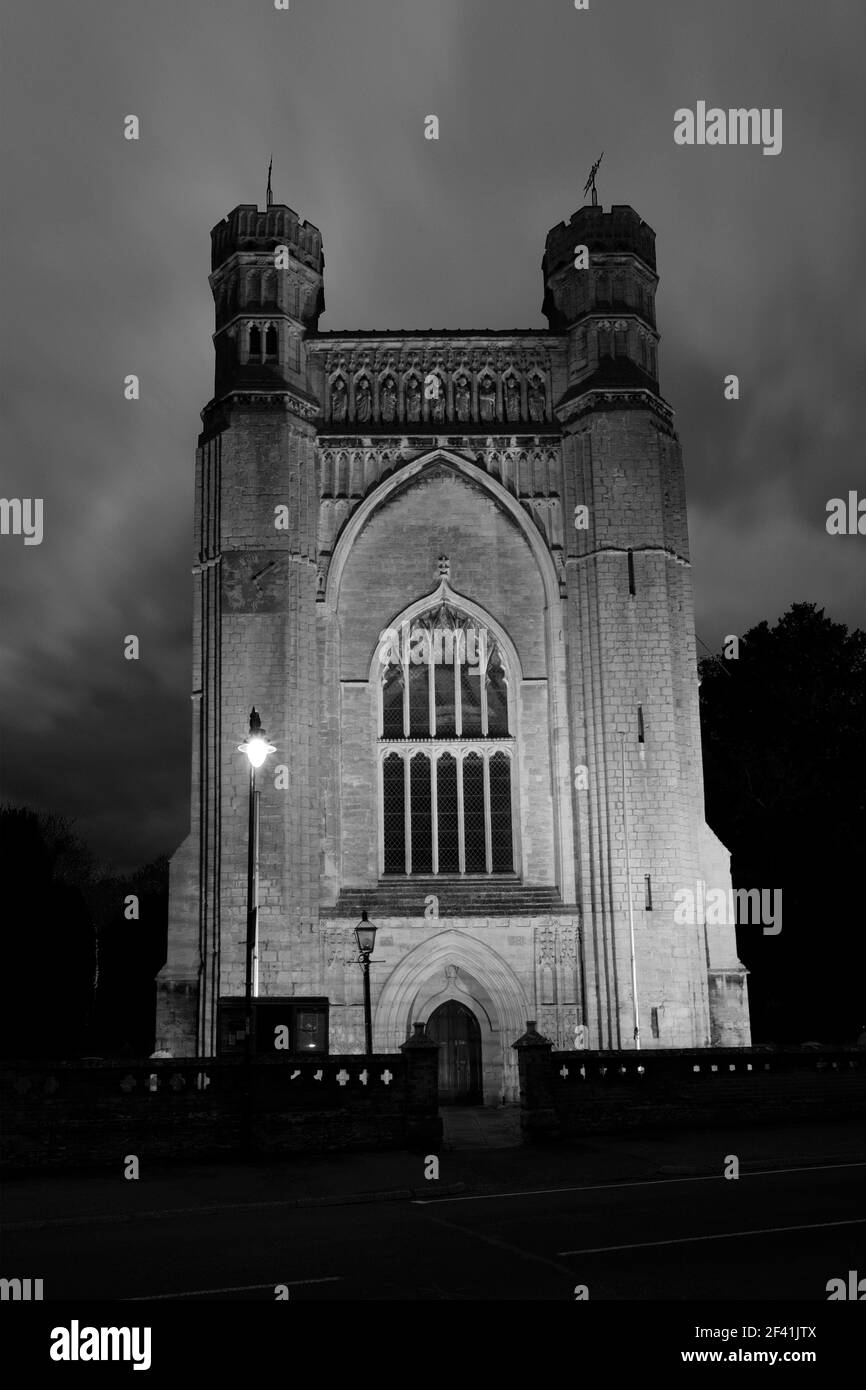 Vista notturna di Thorney Abbey, St Mary e St Botolphs chiesa, Thorney villaggio, Cambridgeshire, Inghilterra, Regno Unito Foto Stock