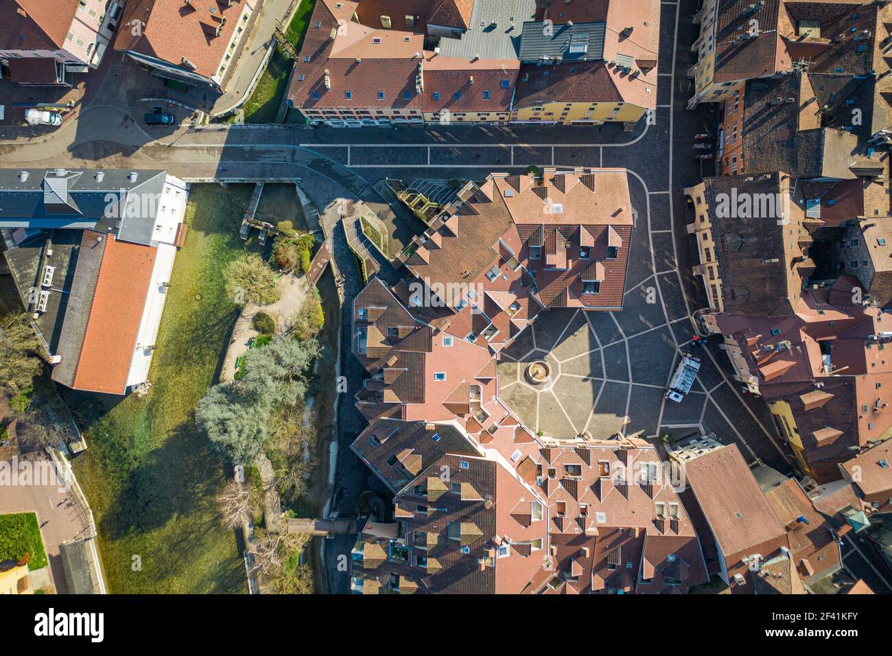 Vista aerea dall'alto dei tetti dell'edificio nel centro di Annecy In Francia Foto Stock