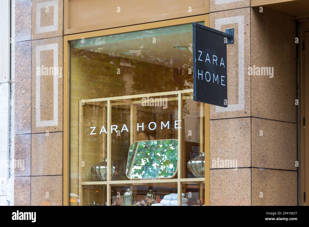 Facciata del negozio Zara Home sul viale degli Champs-Elysées, Parigi,  Francia Foto stock - Alamy