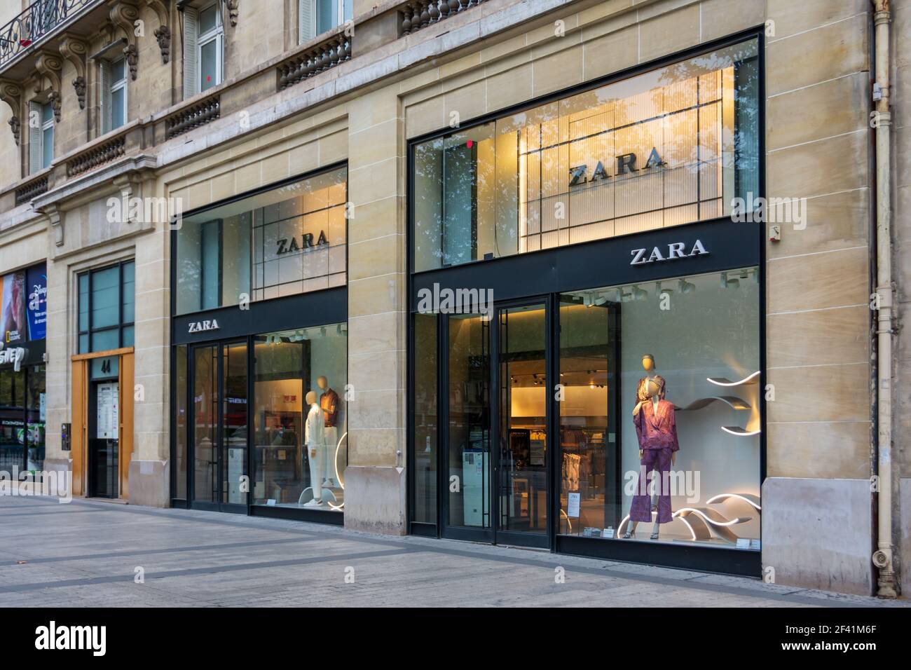Facciata del negozio Zara su avenue des Champs-Elysees, Parigi, Francia Foto Stock