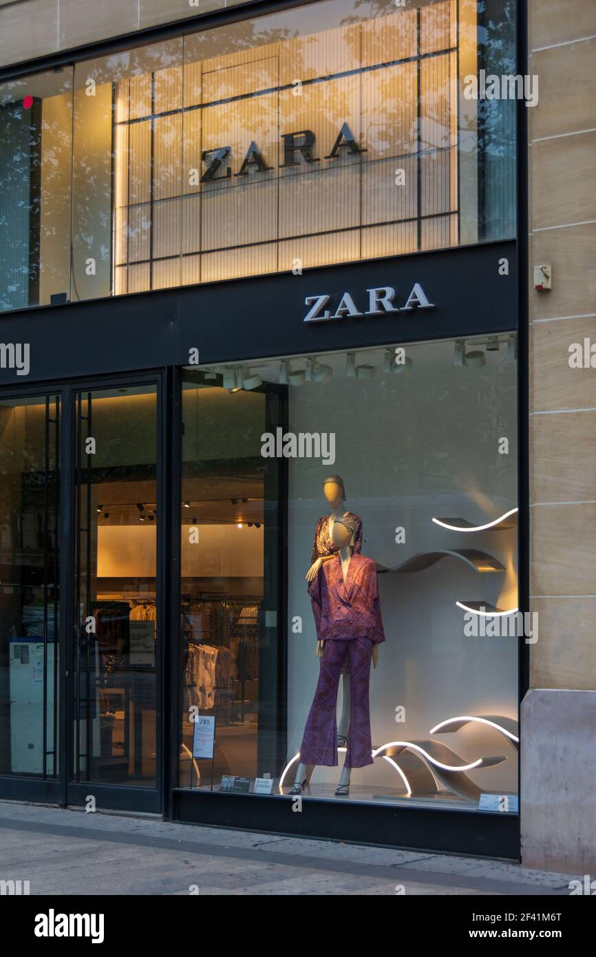 Facciata del negozio Zara su avenue des Champs-Elysees, Parigi, Francia Foto Stock