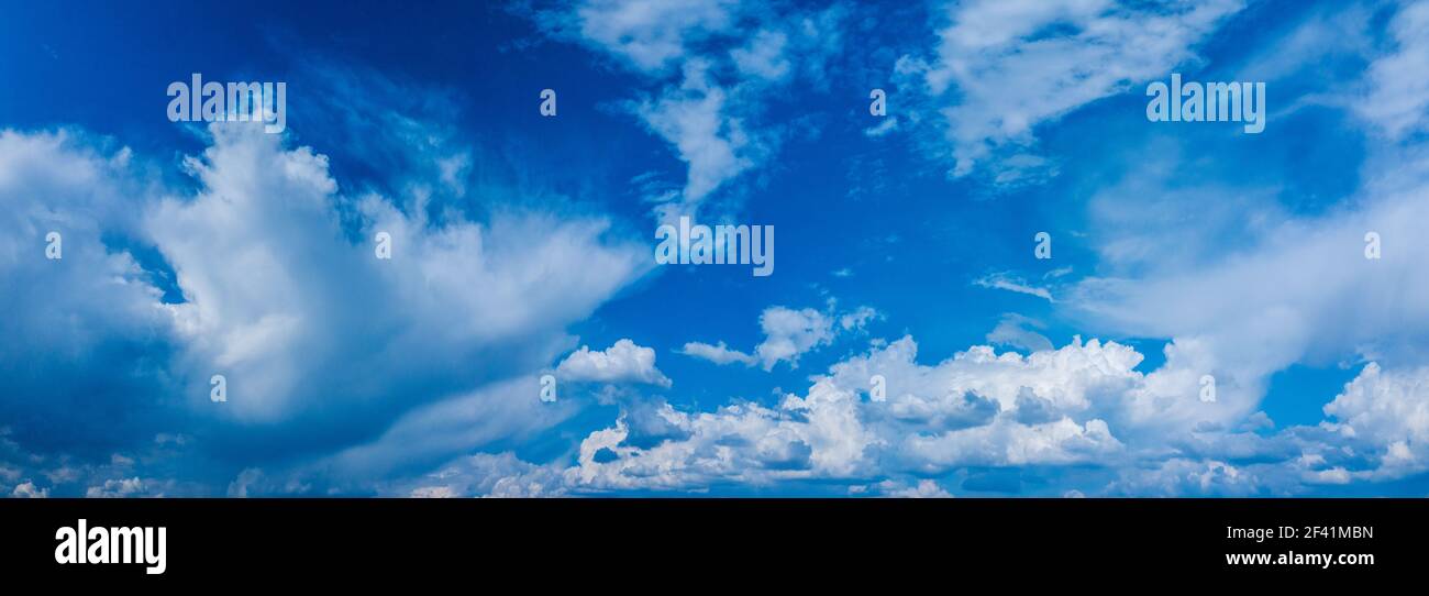 Bel modello di nuvola nel cielo blu. Vista panoramica del cielo. Foto Stock