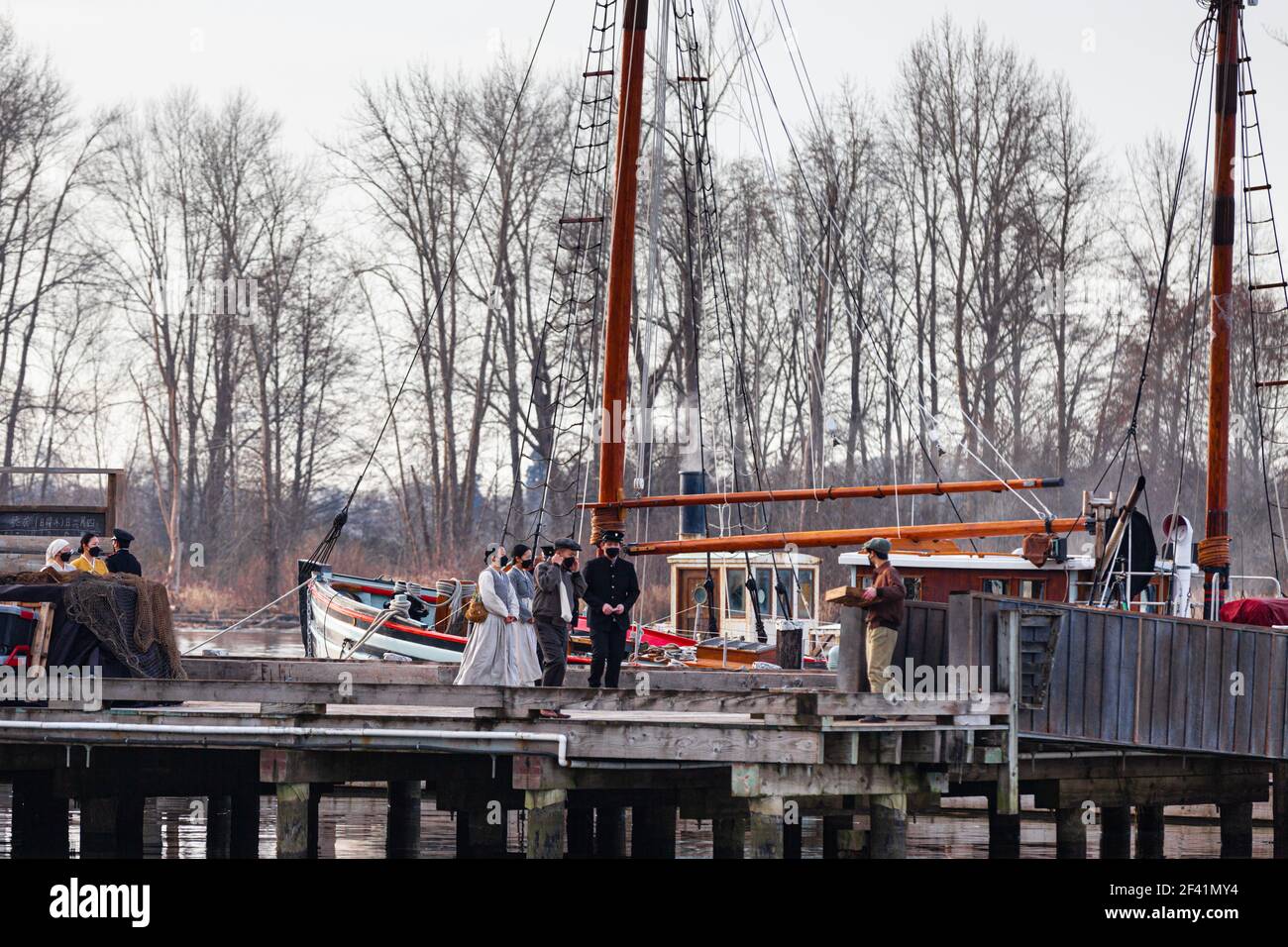 Set di film per esterni per un film coreano a Steveston British Columbia Canada. Tutti gli attori indossano maschere quando non sono in un tiro Foto Stock