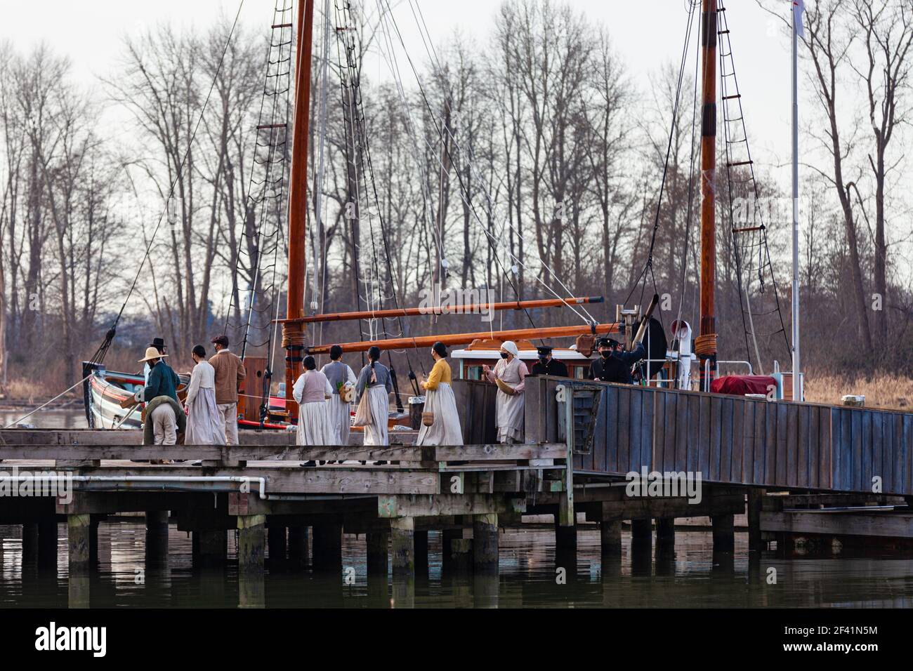 Set di film per esterni per un film coreano a Steveston British Columbia Canada. Tutti gli attori indossano maschere quando non sono in un tiro Foto Stock