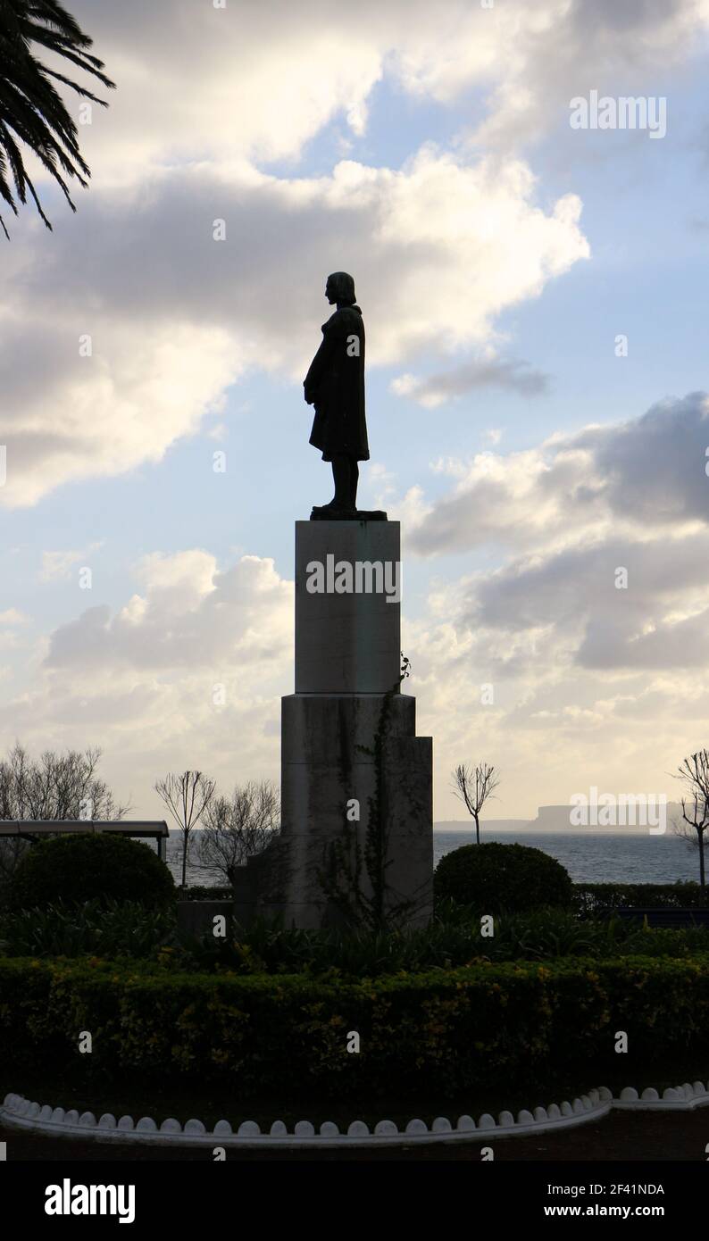 Statua di bronzo di Cristoforo Colombo su un alto piedistallo in pietra che guarda ad ovest in Piazza Breezes Piquio Santander Cantabria Spagna al mattino presto Foto Stock