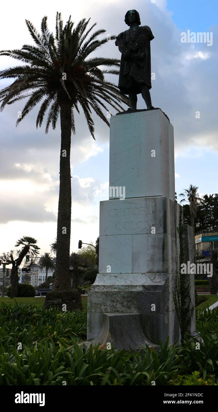 Statua di bronzo di Cristoforo Colombo su un alto piedistallo in pietra che guarda ad ovest in Piazza Breezes Piquio Santander Cantabria Spagna al mattino presto Foto Stock