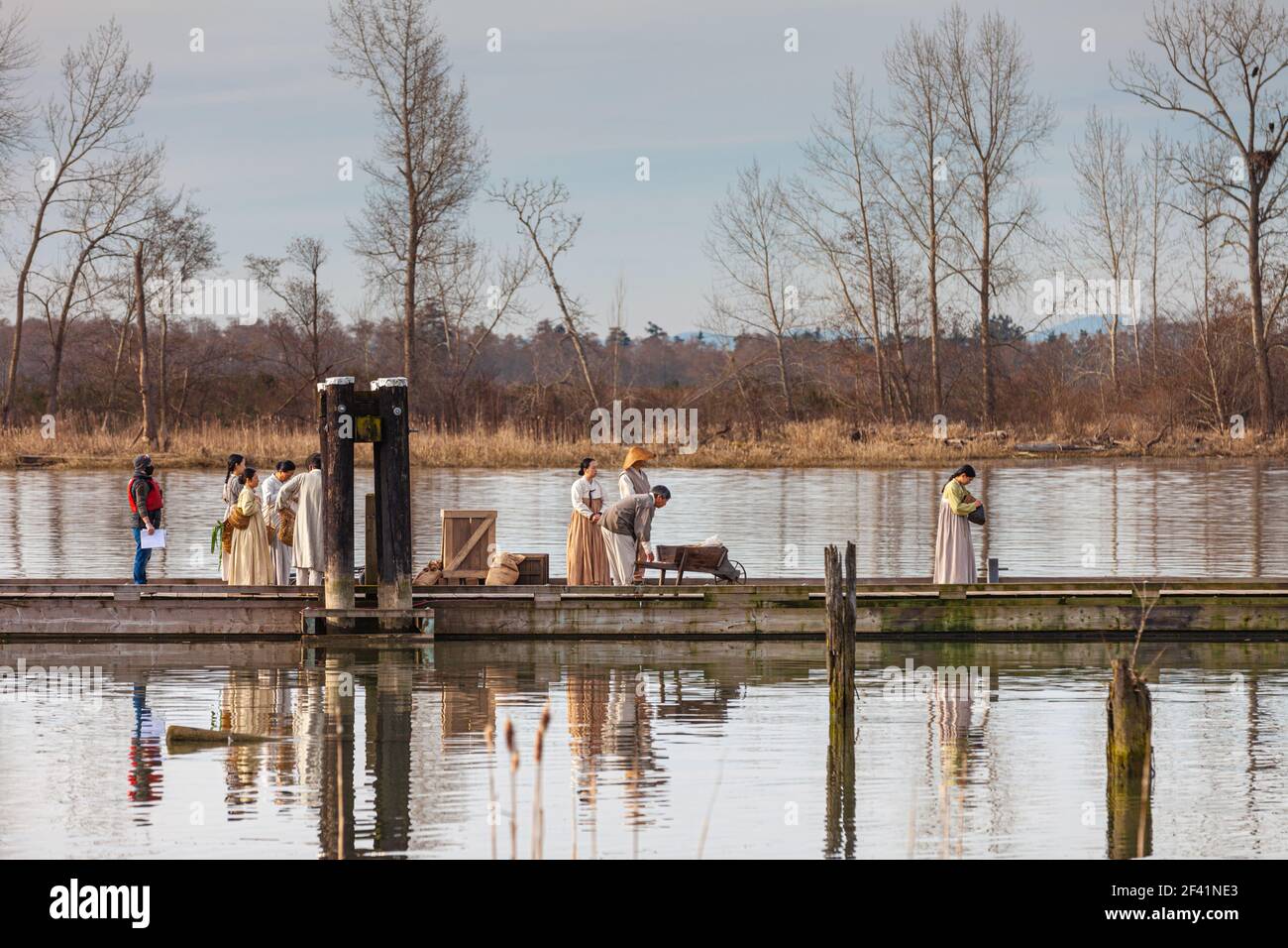 Attori che si esibiscono in un film coreano girato a Steveston British Columbia Canada Foto Stock