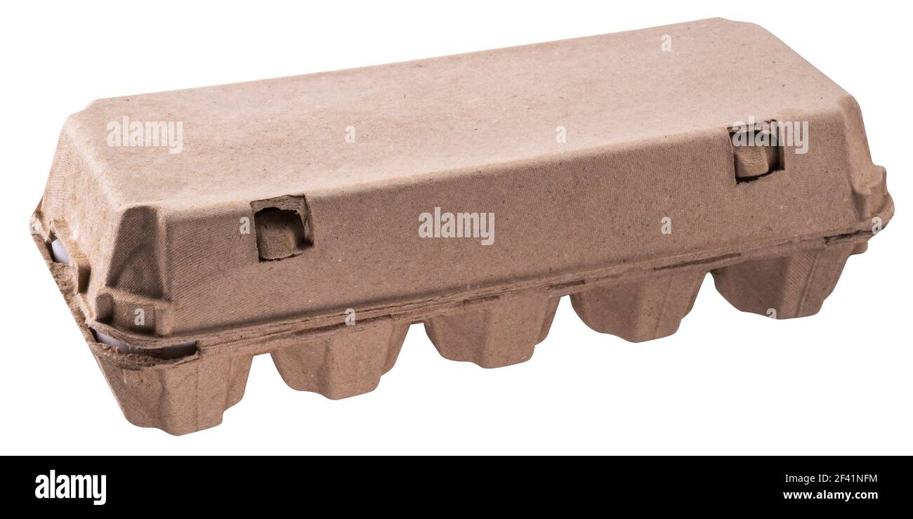 Scatola chiusa di cartone per l'imballaggio delle uova isolata su sfondo bianco. Il file contiene il percorso di ritaglio. Foto Stock