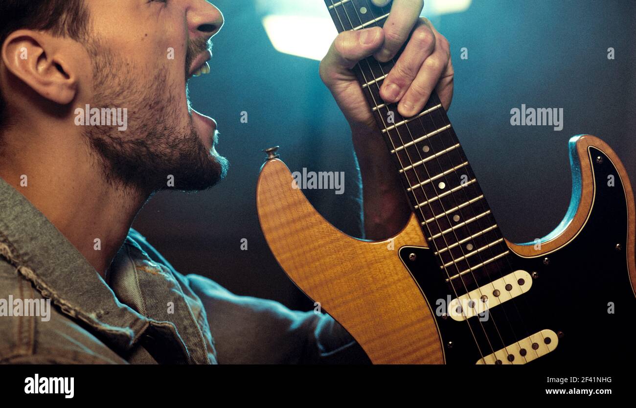 Ritratto di una rock star di suonare una chitarra e urlare Foto Stock