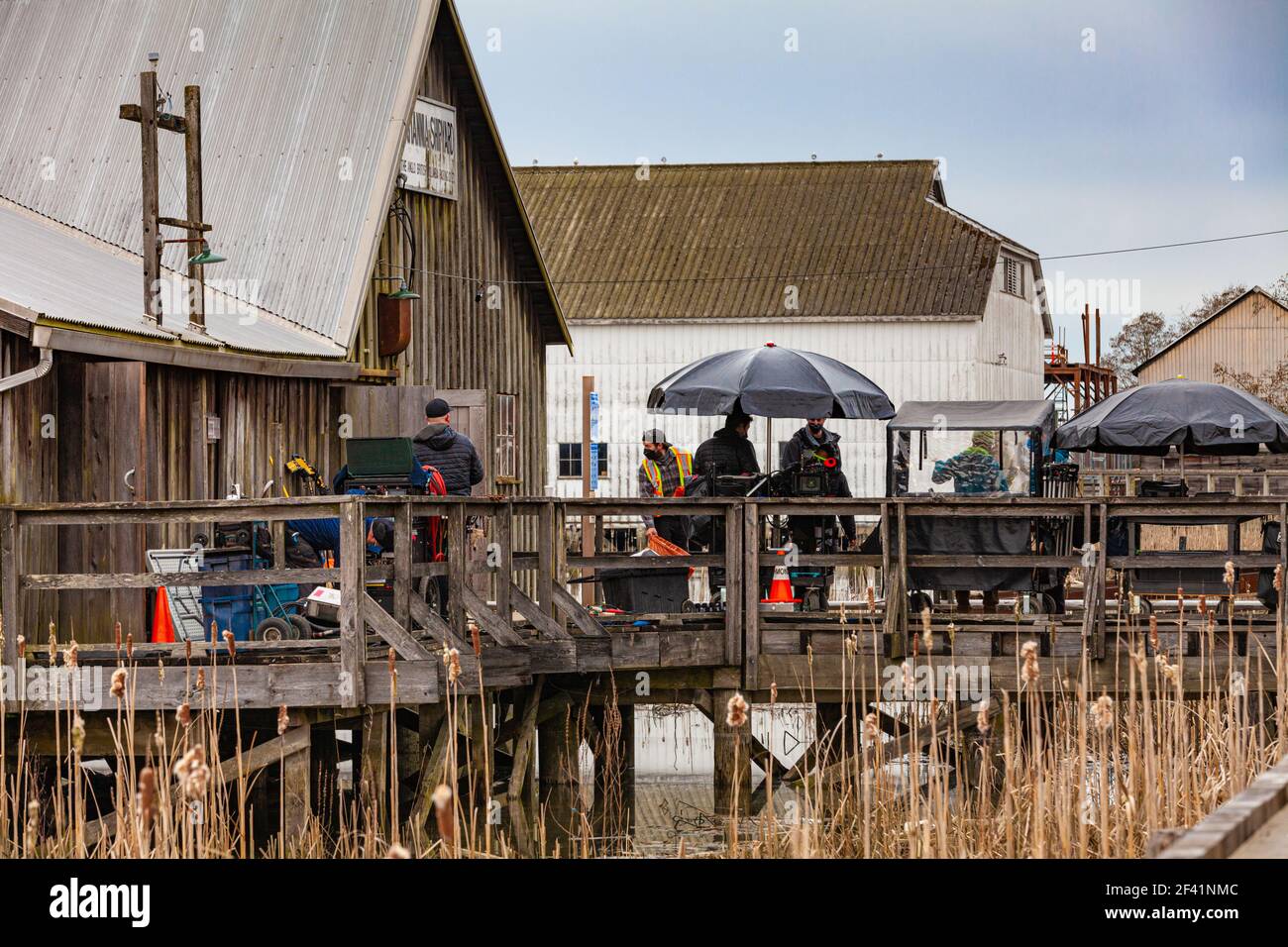 Spostamento dell'apparecchiatura di ripresa in un luogo di ripresa a Steveston British Columbia Canada Foto Stock