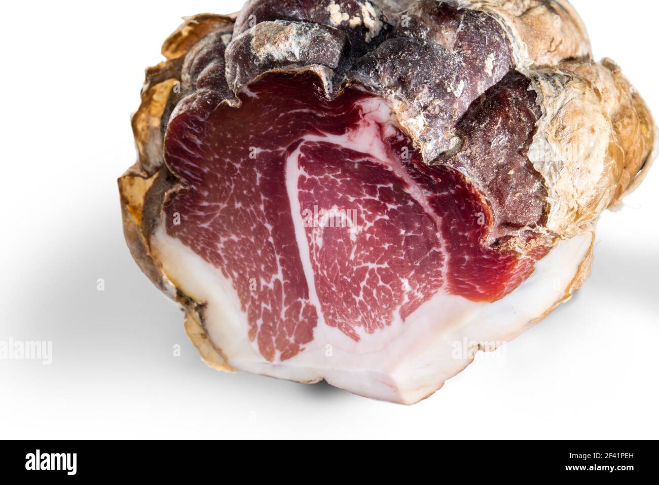 Culatello di Zibello, Parma, Italia, primo piano di salame italiano tagliato su bianco Foto Stock