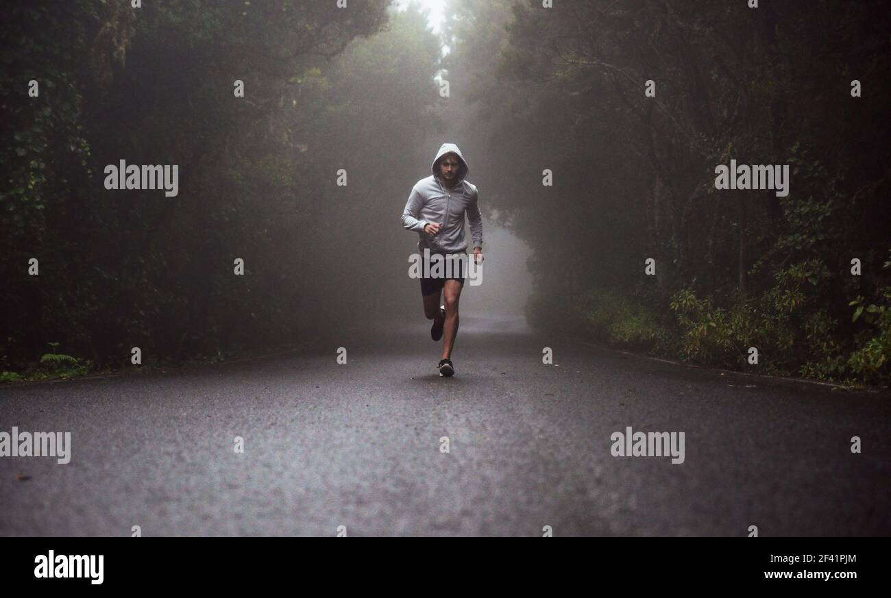 Ritratto di un giovane atleta stanchi di marcia su strada Foto Stock