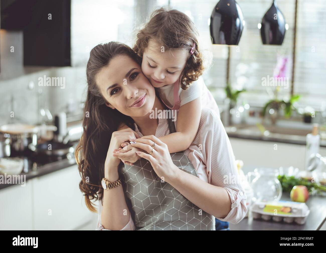 Ritratto di un simpatico figlia abbracciando la sua amata madre Foto Stock