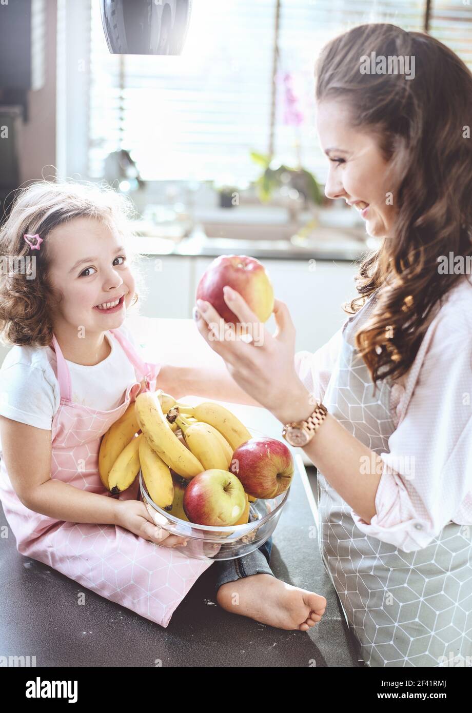 Famiglia allegra in cucina - dieta frutta tema Foto Stock