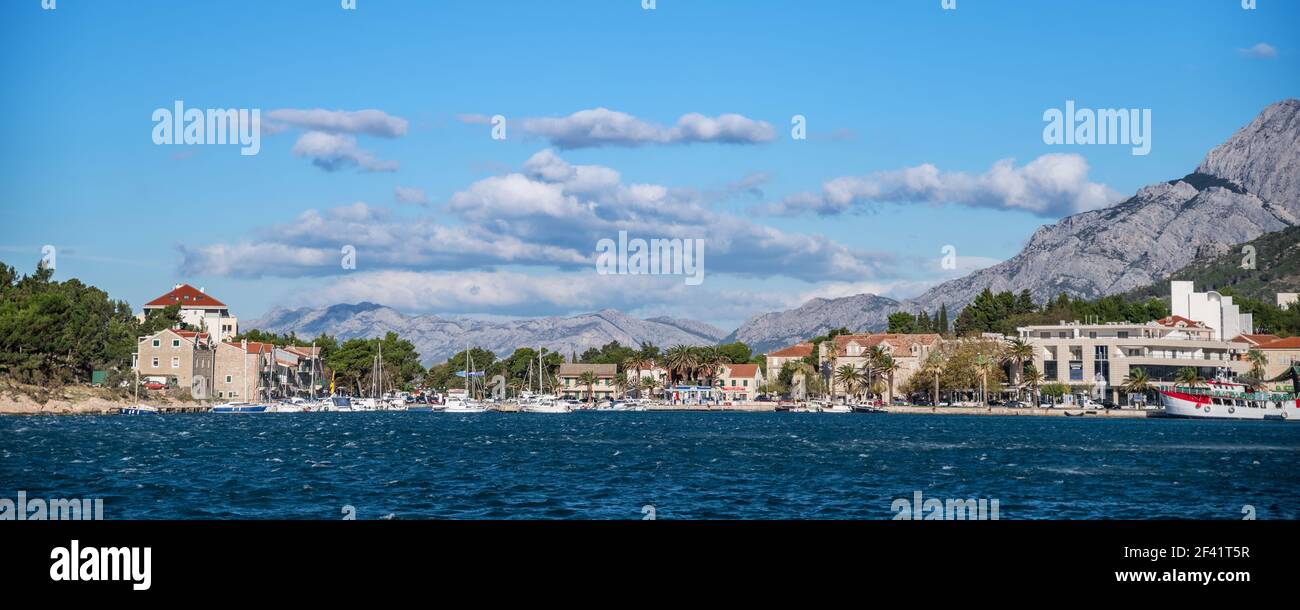 Splendido paesaggio marino della costa croata. Mare trasparente e cielo luminoso. Croazia, Makarska, 2017-10-28 Foto Stock