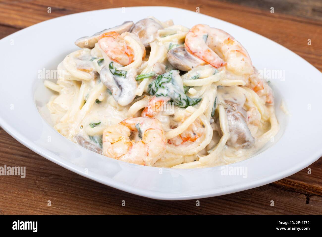 gamberi cremosi al keto alfredo e pasta ai funghi con spinaci noodle cuore di palma Foto Stock