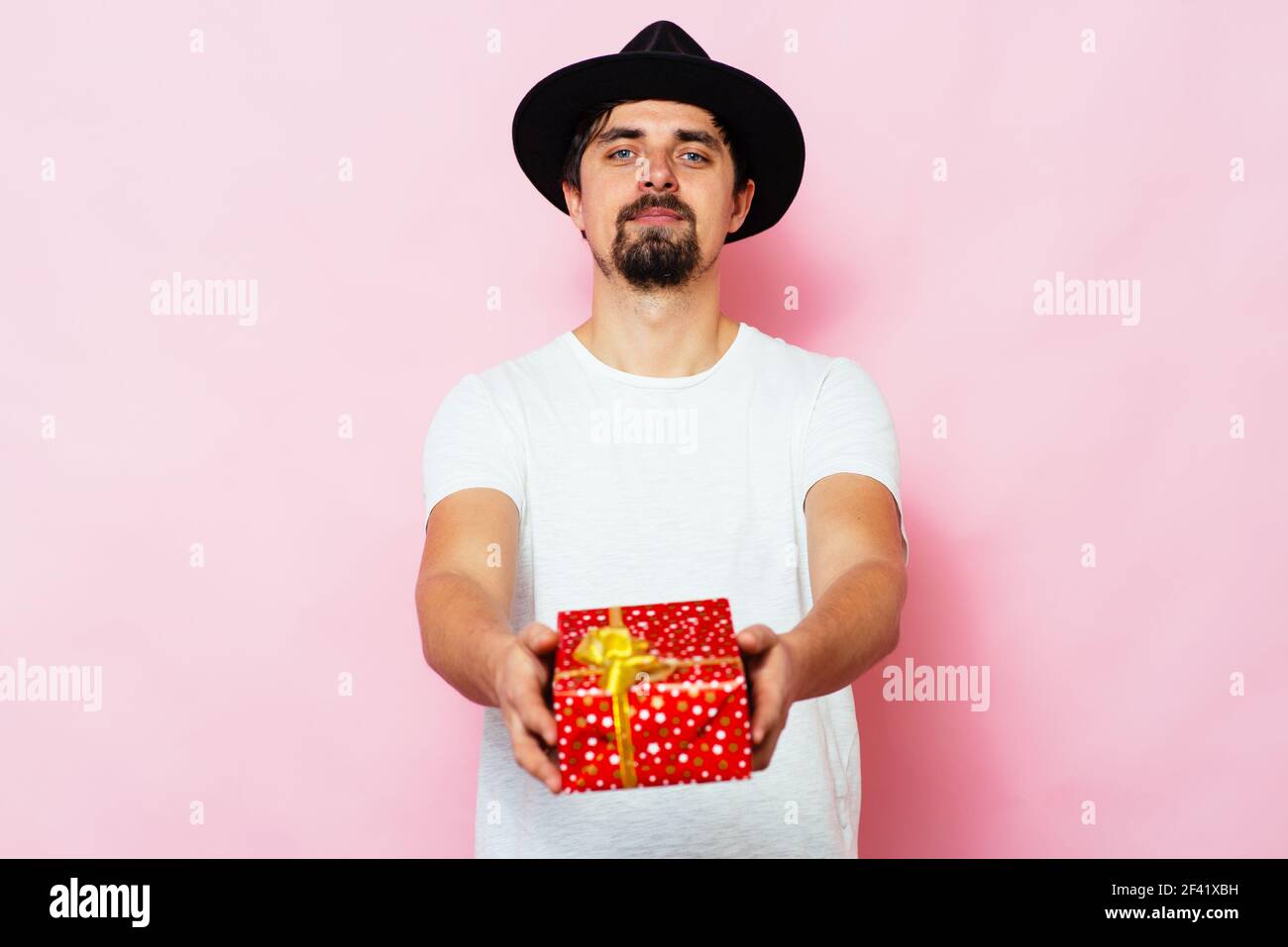 Uomo con una confezione regalo Foto Stock