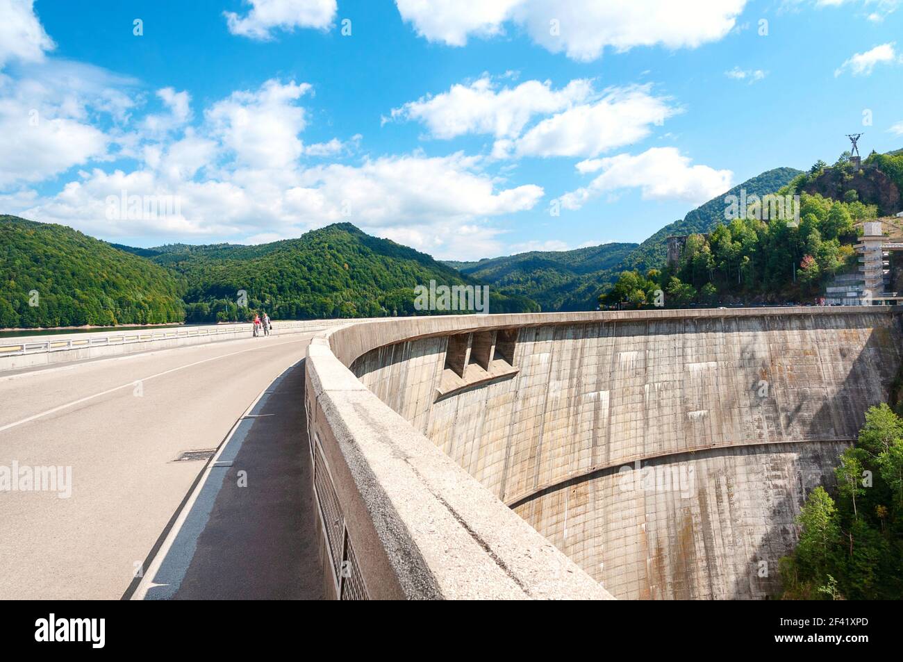 Vidraru diga sul fiume di Arges in Transilvania, Romania. Cresta di Fagaras nelle montagne dei Carpazi. Idro Elettrica della stazione di alimentazione Foto Stock