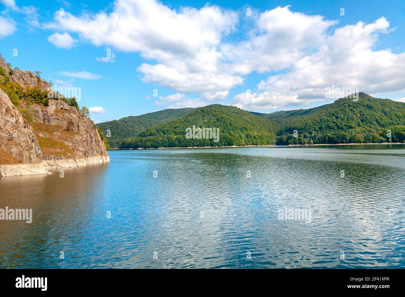 Vidraru lago artificiale e la diga sul fiume di Arges in Transilvania, Romania. Bel paesaggio di montagne dei Carpazi, cresta di Fagaras. Foto Stock