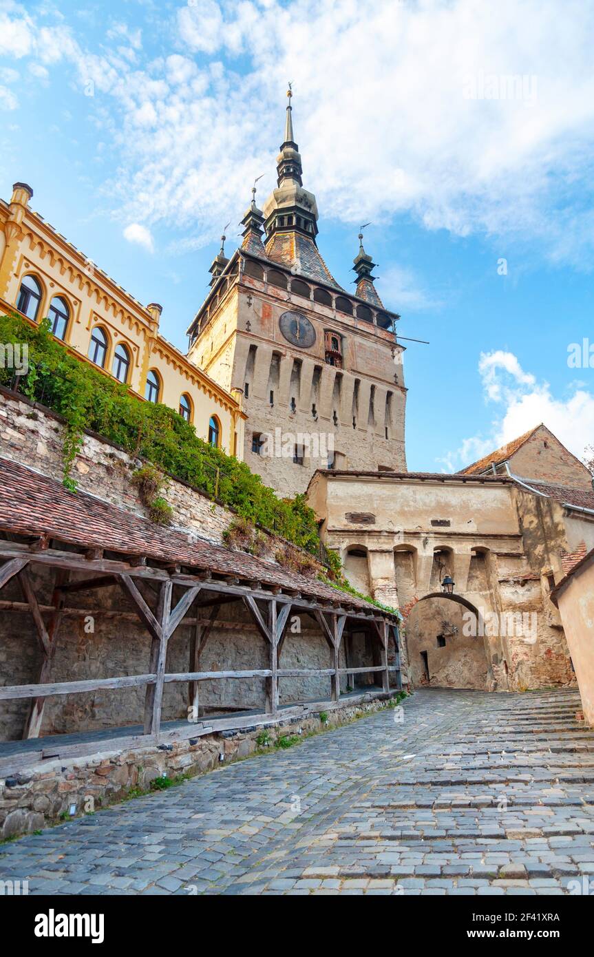 Torre dell Orologio nella famosa cittadella di Sighisoara, Romania. Città vecchia in Transilvania Foto Stock