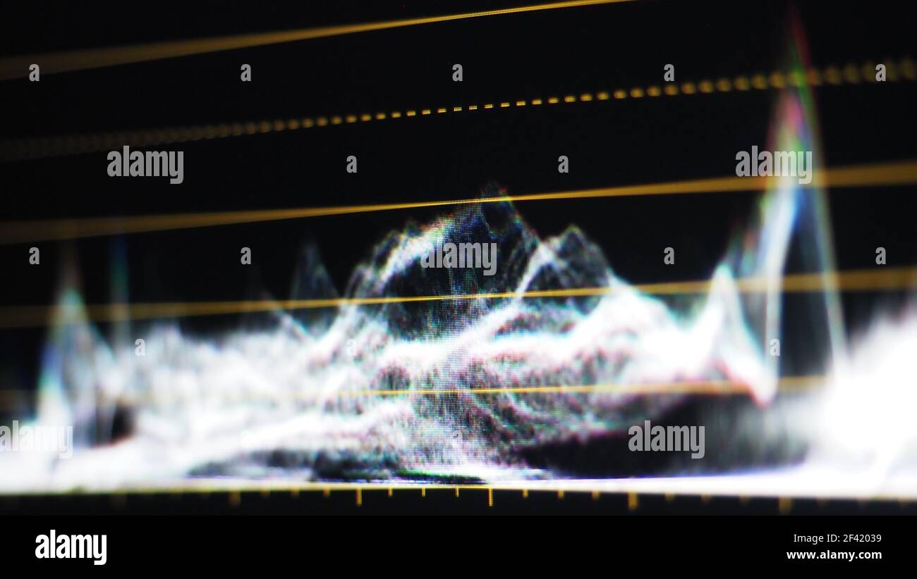 Grafico di classificazione del colore o indicatore di correzione del colore RGB sul monitor durante il processo di post-produzione. Fase di telecine nell'elaborazione della produzione di video o film. f Foto Stock