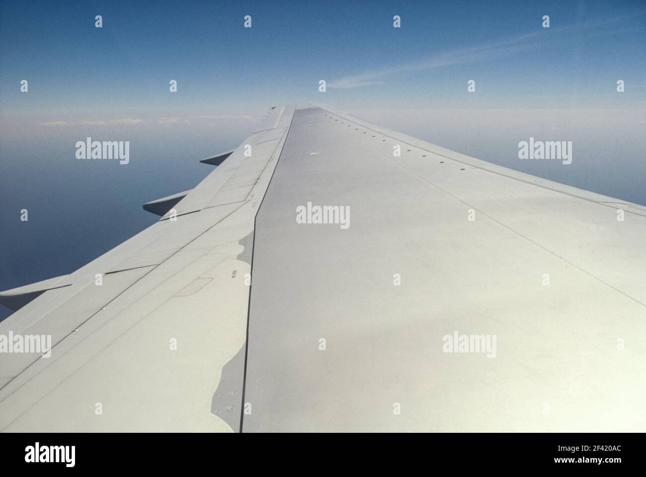 Ala di aeroplano ad altitudine di crociera, film di 35 mm Foto Stock