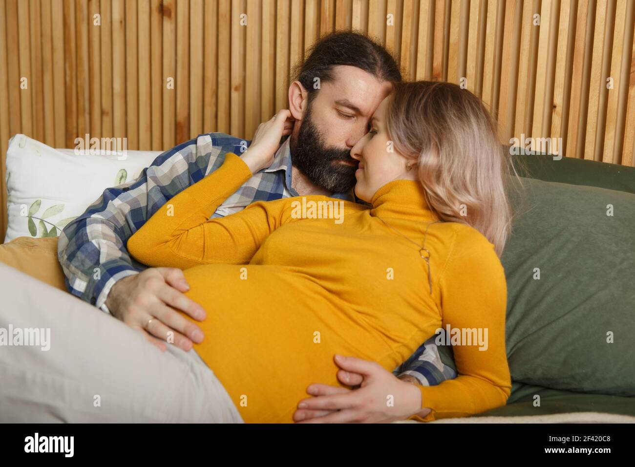 Un Giovane E Una Donna Si Stanno Mettendo a Letto Insieme. Sono Sdraiati  Sotto Le Lenzuola Bianche Immagine Stock - Immagine di godimento, giù:  188134855