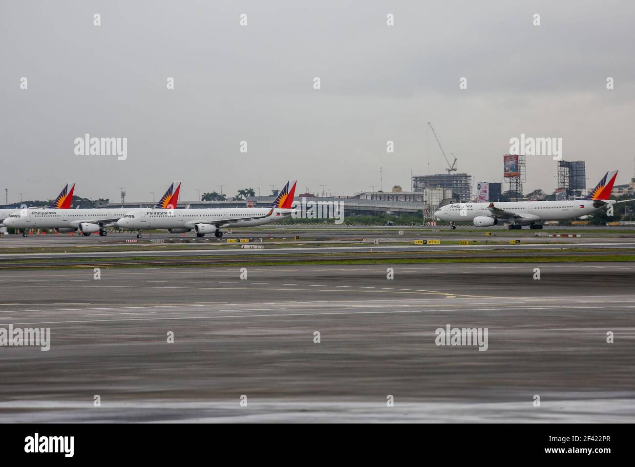 Gli aerei Philippine Airlines sono visti parcheggiati sul asfalto dell'aeroporto internazionale Ninoy Aquino (NAIA) Terminal 2 a Pasay City, Metro Manila, Filippine. Foto Stock