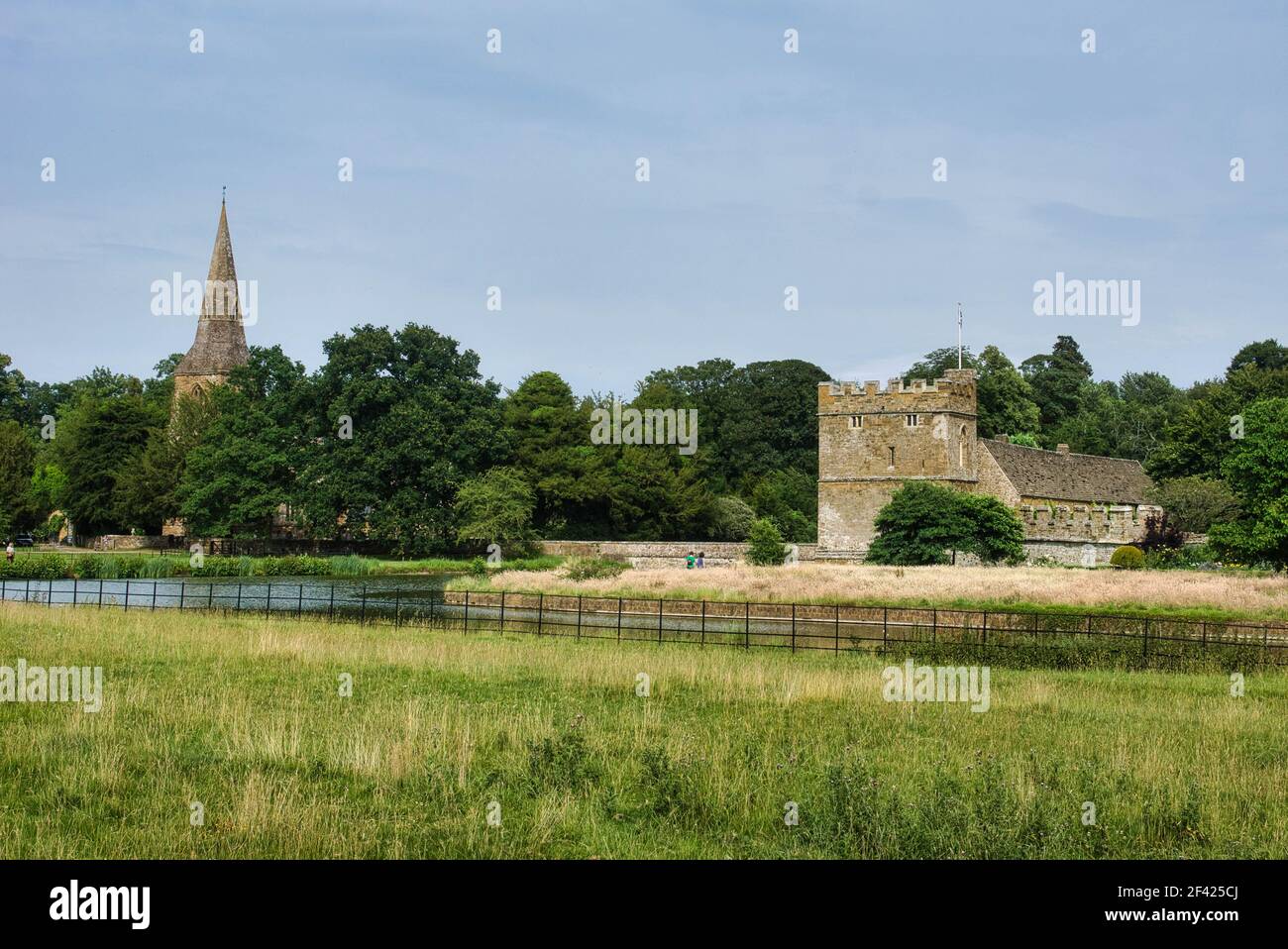 St Mary la chiesa della Vergine, il castello di Broughton, vicino banbury, Oxfordshire preso da attraverso i campi. Foto Stock