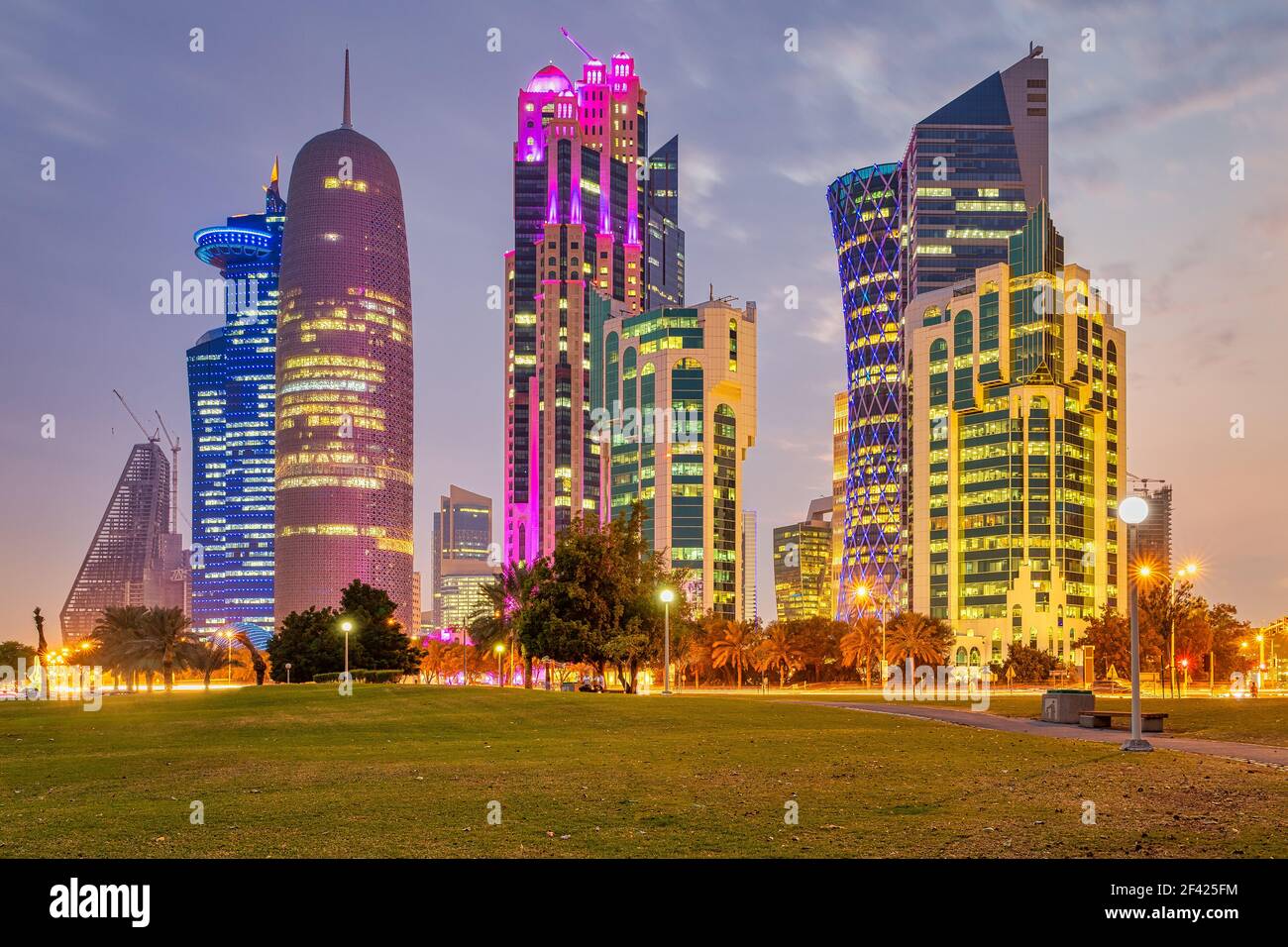 Skyline di Doha al tramonto dallo Sheraton Park di West Bay Distretto finanziario a Doha Qatar con le nuvole nel cielo Foto Stock