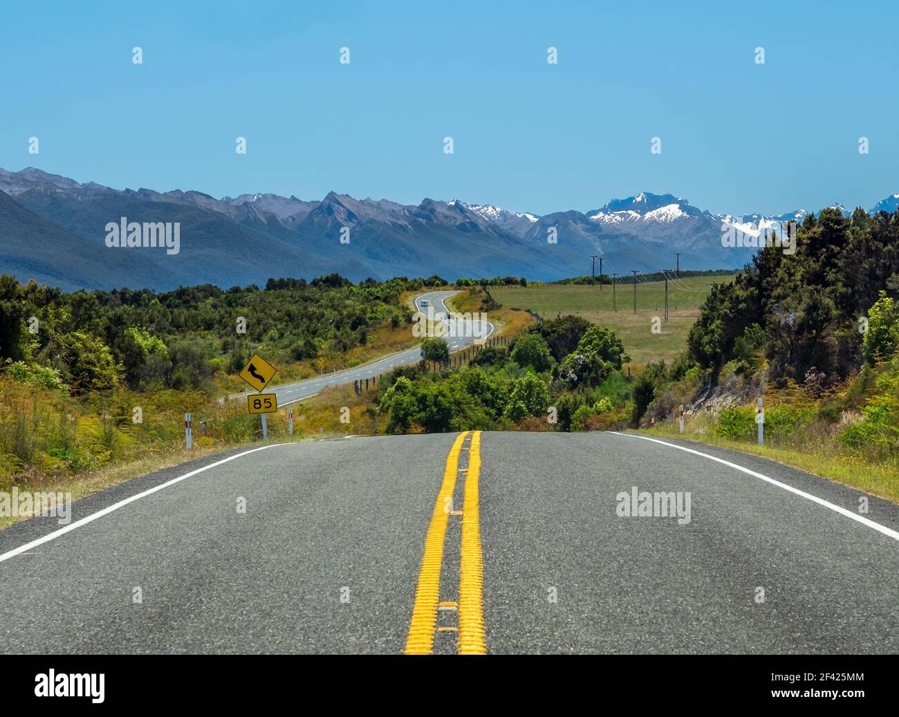 Un tratto tortuoso di strada sull'autostrada statale 94 della Nuova Zelanda, conosciuta come Milford Road. Foto Stock
