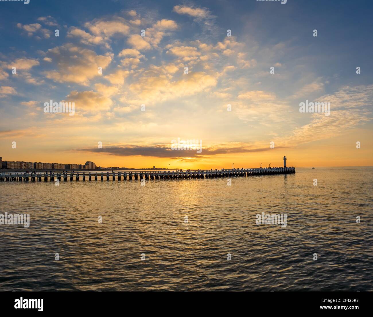 Tramonto sul vecchio molo in legno di Nieuwpoort, Belgio. Foto Stock