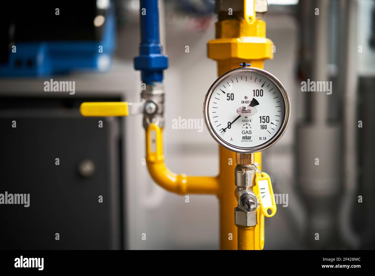 Manometro per il monitoraggio della pressione del gas della sala caldaie closeup manometro per il monitoraggio Foto Stock