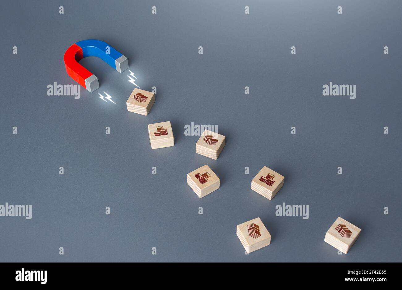 Il magnete attira denaro. Raccolta di profitti, riscossione delle imposte. Prestiti di denaro, attirare investimenti e prestiti agevolati. Raggiungere il successo finanziario. Accumu Foto Stock