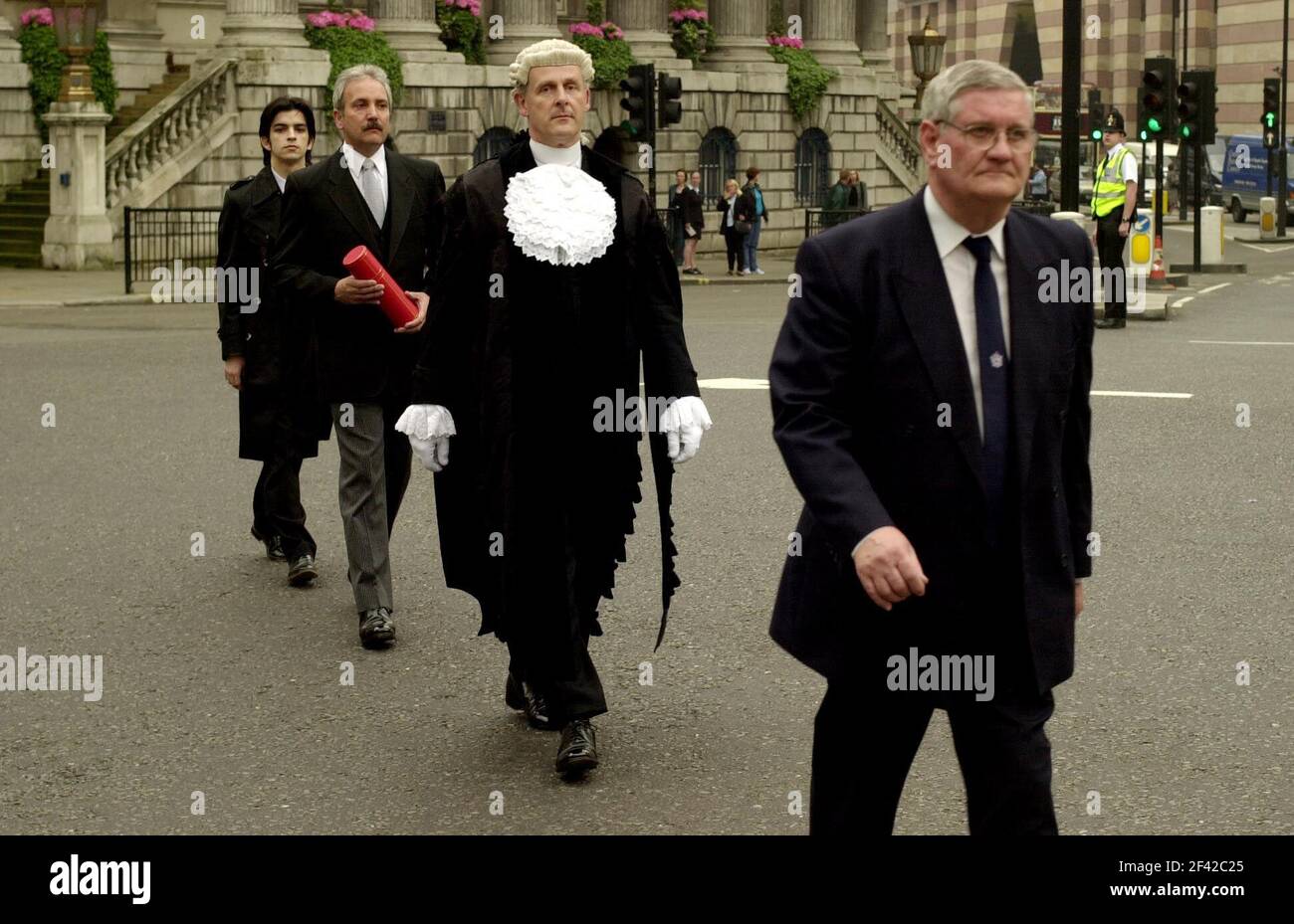 IL CRIER COMUNE E SERGENTE ALLE ARMI PUÒ 2001RICHARD MARTIN ANNUNCIANDO OGGI LA DISSOLUZIONE DEL PARLAMENTO AI PASSI DI LO SCAMBIO REALE IN CITTÀ FOTO ANDY PARADISE Foto Stock