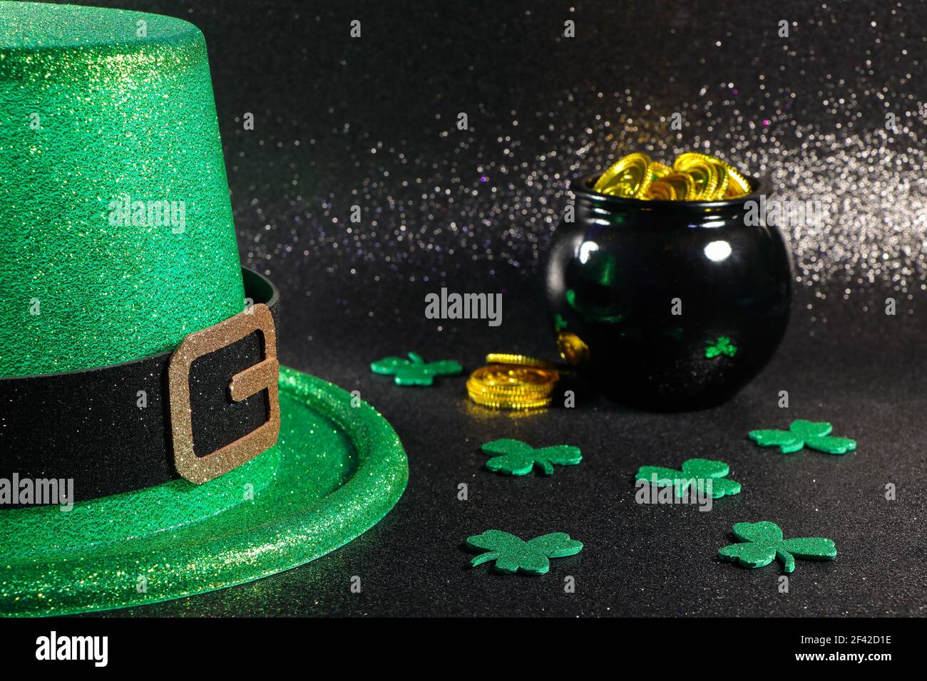 Cappello Green Leprechaun Party con Pot of Gold e Shamrocks Foto Stock